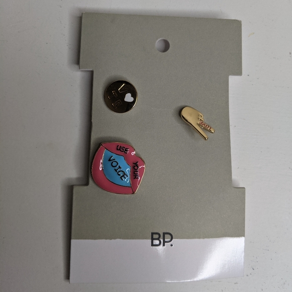 Gold pins. Peace, love, lips (n) - Picture 2 of 4